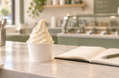 Illustration : glace en pot, carnet ouvert et stylo sur un comptoir.