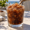 Granité brun au parfum cola sur une table en terrasse — visuel de présentation