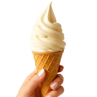 Helado Soft vainilla en un cono de gofre, sostenido por una mano elegante