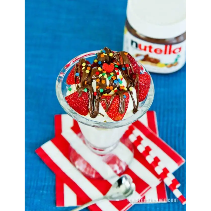 Fresas frescas con Nutella y confeti en Mix Base neutra Helado de leche y perlas