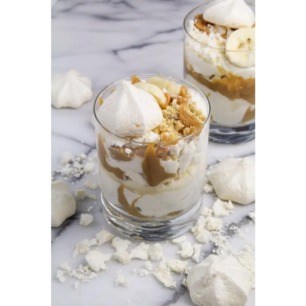 Postre parfait en capas con nata montada, caramelo y merengue - Mix Base neutra helado