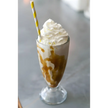 Milkshake caramel on Mix Neutre Sundae avec crème fouettée et paille rayée jaune