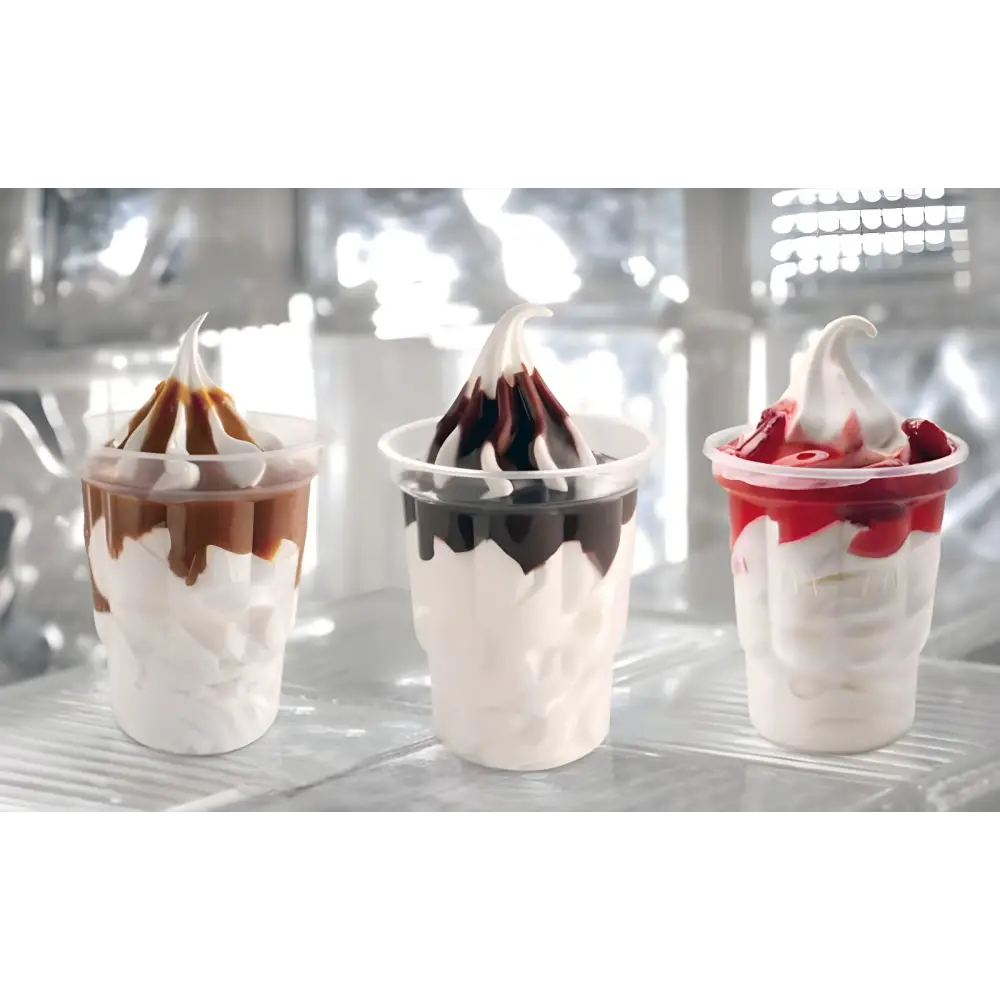 Mezcla de tres postres perfectos Base neutra Sundae con nata montada y salsas variadas